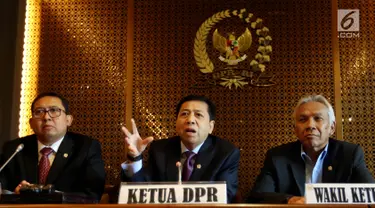 Ketua DPR Setya Novanto bersama Wakil Ketua DPR Agus Hermanto dan Fadli Zon dalam konferensi pers di Gedung DPR, Jakarta, Selasa (18/7). Setnov menghargai keputusan KPK yang menetapkannya sebagai tersangka kasus korupsi e-KTP. (Liputan6.com/Johan Tallo)