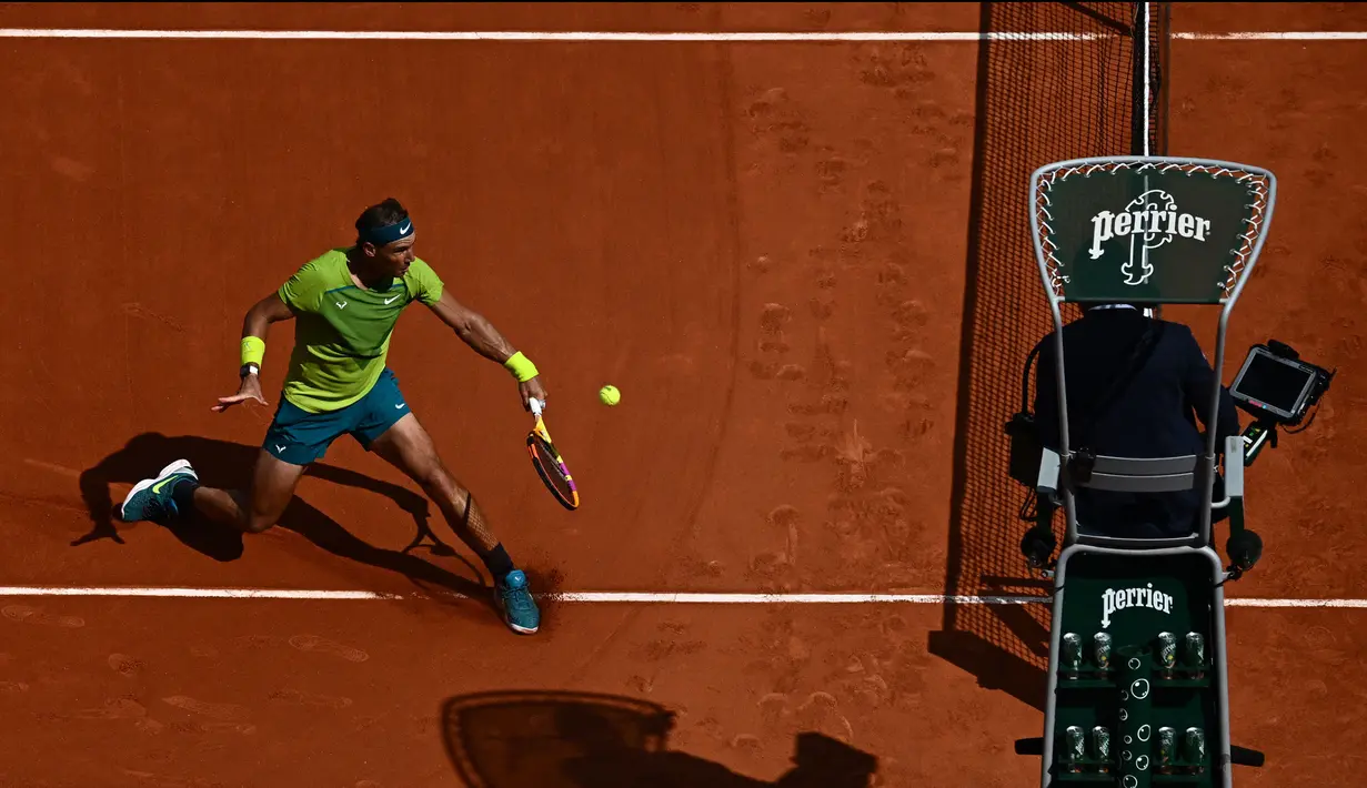 Pukulan Backhand Nadal yang gagal dikembalikan oleh Ruud membuat petenis kelahiran Mallorca itu menutup gim keenam di set ketiga dengan skor 6-0. (AFP/Anne-Christine Poujoulat)