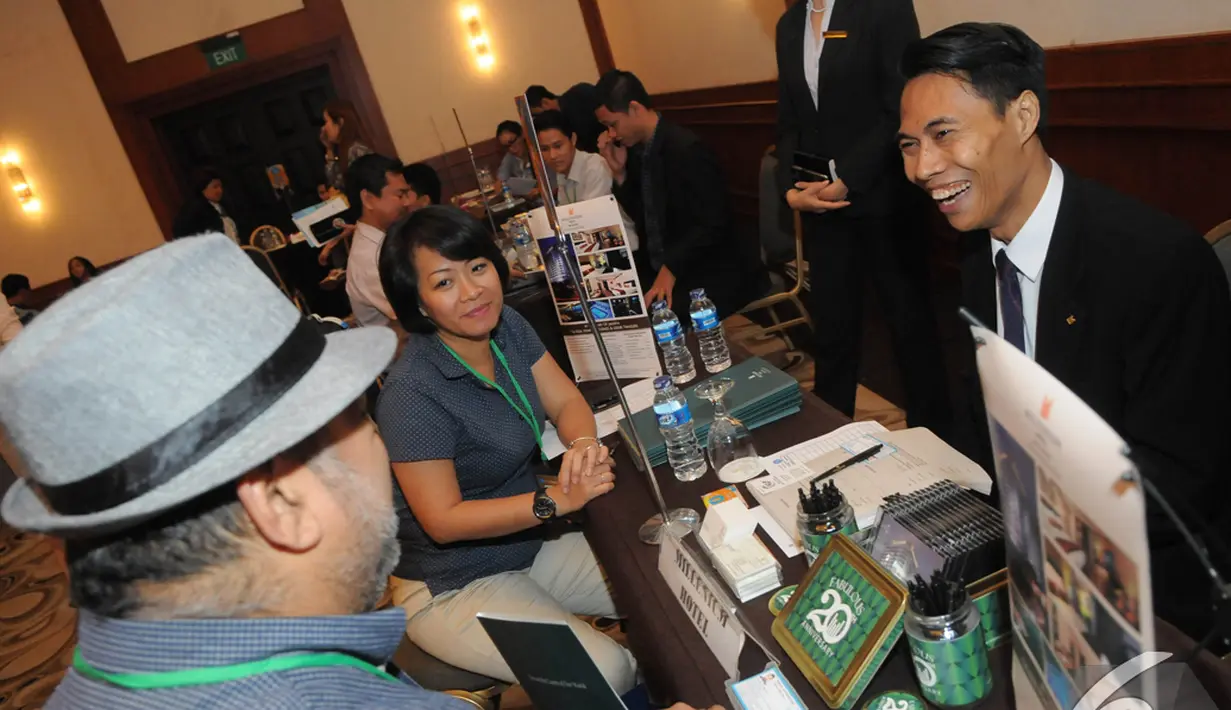 Para pelaku bisnis pariwisata saling bertemu dan bertransaksi saat Forum Table Top di Jakarta, Rabu (3/12/2014). (Liputan6.com/Herman Zakharia)