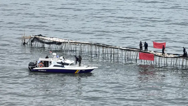 Kementerian Kelautan dan Perikanan (KKP) resmi menyegel pagar laut sepanjang 30,16 kilometer (km) di pesisir Kabupaten Tangerang. (Foto: KKP)