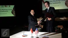 Menteri ESDM Sudirman Said berjabat tangan dengan Dubes Amerika Serikat Robert Blake usai penandatangan Nota Kesepahaman mengenai Power Working Group antara Indonesia-Amerika Serikat di kantor PLN Pusat, Jakarta, Rabu (2/9/2015).(Liputan6.com/Johan Tallo)