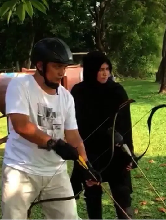 Potret harmonis dan kebersamaan pasangan ini banyak warganet memuji istri pertama ustadz Arifin, Wahyuniati Al-Waly atau disapa Umi Yuni. Perempuan yang dikenal saat berdakwah di kawasan Condet, Jakarta Timur tahun 1997 silam. (Instagram/yuni_syahla_aceh)