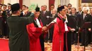 Hakim Mahkamah Konstitusi, Suhartoyo dan Daniel Yusmic Pancastaki mengucapkan sumpah jabatan saat upacara pelantikan di Istana Negara, Selasa (7/1/2020). Presiden Jokowi melantik Suhartoyo dan Daniel Yusmic Pancastaki Foekh sebagai Hakim Konstitusi periode 2020-2025. (Liputan6.com/Angga Yuniar)