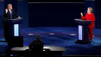 Calon presiden AS dari Partai Republik, Donald Trump dan rivalnya dari Partai Demokrat, Hillary Clinton saling mengemukakan paparan mereka dalam acara debat capres pertama di Hofstra University, New York, Senin (26/9). (REUTERS/Adrees Latif)