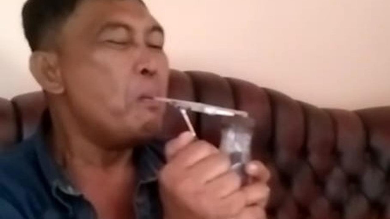 Tangkapan layar rekaman video abang jago yang viral di sosial media diduga mengkonsumsi narkoba. Foto : (Istimewa)