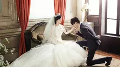 Seorang pria asal Beijing, China bersama boneka seks, yang menjadi mempelai wanita, saat melakukan sesi foto pada pesta pernikahan mereka. Pria 28 tahun yang tidak disebutkan namanya itu divonis mengidap penyakit kanker mematikan. (dailymail.co.uk)