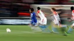 Gelandang Chelsea, Willian berlari mengejar bola dibayangi pemain Slavia Praha dalam laga leg pertama perempat final Liga Europa 2018-19 di Sinobo Stadium, Kamis (11/4). Chelsea sukses meraih kemenangan atas Slavia Praha dengan skor tipis 1-0. (AP/Petr David Josek)