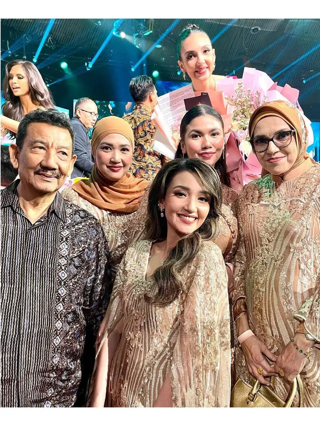6 Potret Tsania Marwa Dukung Sang Adik di Puteri Indonesia 2024, Raih Runner Up IV
