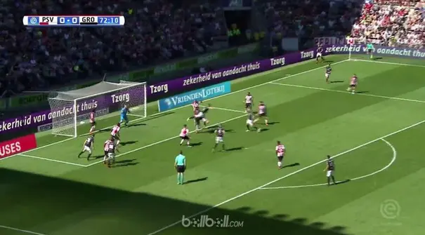 Penjaga gawang PSV Eindhoven Jeroen Zoet tampil brilian dengan membuat beberapa penyelamatan saat laga imbang 0-0 melawan Groninge...
