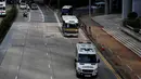 Polisi lalu lintas memblokir jalan saat iring-iringan mobil tahanan membawa terdakwa Rurik Jutting ke Pengadilan Tinggi Hong Kong, Selasa (25/10). (Reuters/Bobby Yip)