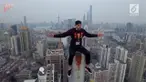 Seorang Pria nekat memanjat hingga ke ujung pilar gedung pencakar langit di Shanghai tanpa alat pengaman.