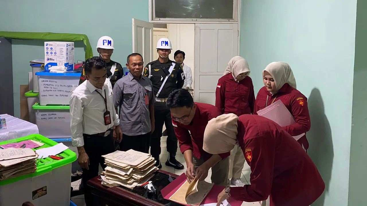 Proses penggeledahan yang dilakukan Pidsus Kejati Lampung di Kantor ATR/BPN Lampung.  Foto : (Istimewa).