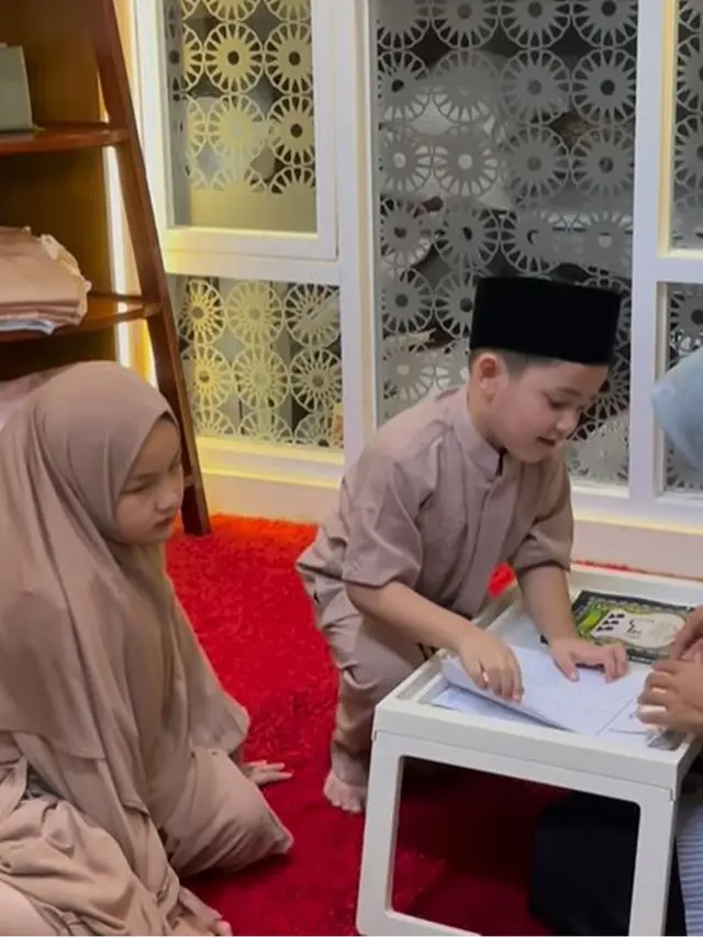 6 Potret Sheva dan Saka Anak Ussy Sulistiawaty Belajar Ngaji, Si Bungsu Pamer Otot
