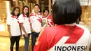 Para atlet Akuatik berfoto usai mengikuti acara pelepasan tim di Epicentrum, Jakarta, Jumat (11/8/2017). Akuatik diharapkan merebut lima emas pada SEA Games 2017. (Bola.com/Nicklas Hanoatubun)