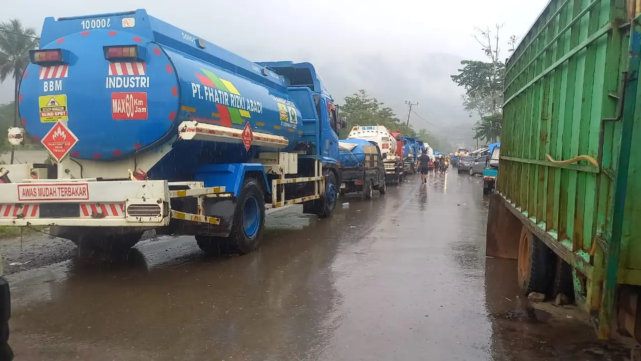 Sopir truk terhambat banjir Konawe Utara, mereka terjebak usai jalan trans Sulawesi putus.