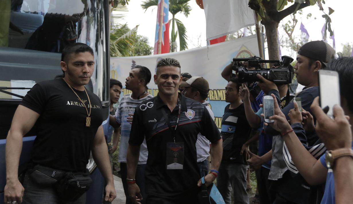 Seorang body guard bertubuh kekar, selalu mengawal di dekat Cristian Gonzales sejak turun dari bus Arema Cronus di Stadion I Wayan Dipta, Gianyar, Sabtu 917/10/2015). (Bola.com/Erwin Fitriansyah)