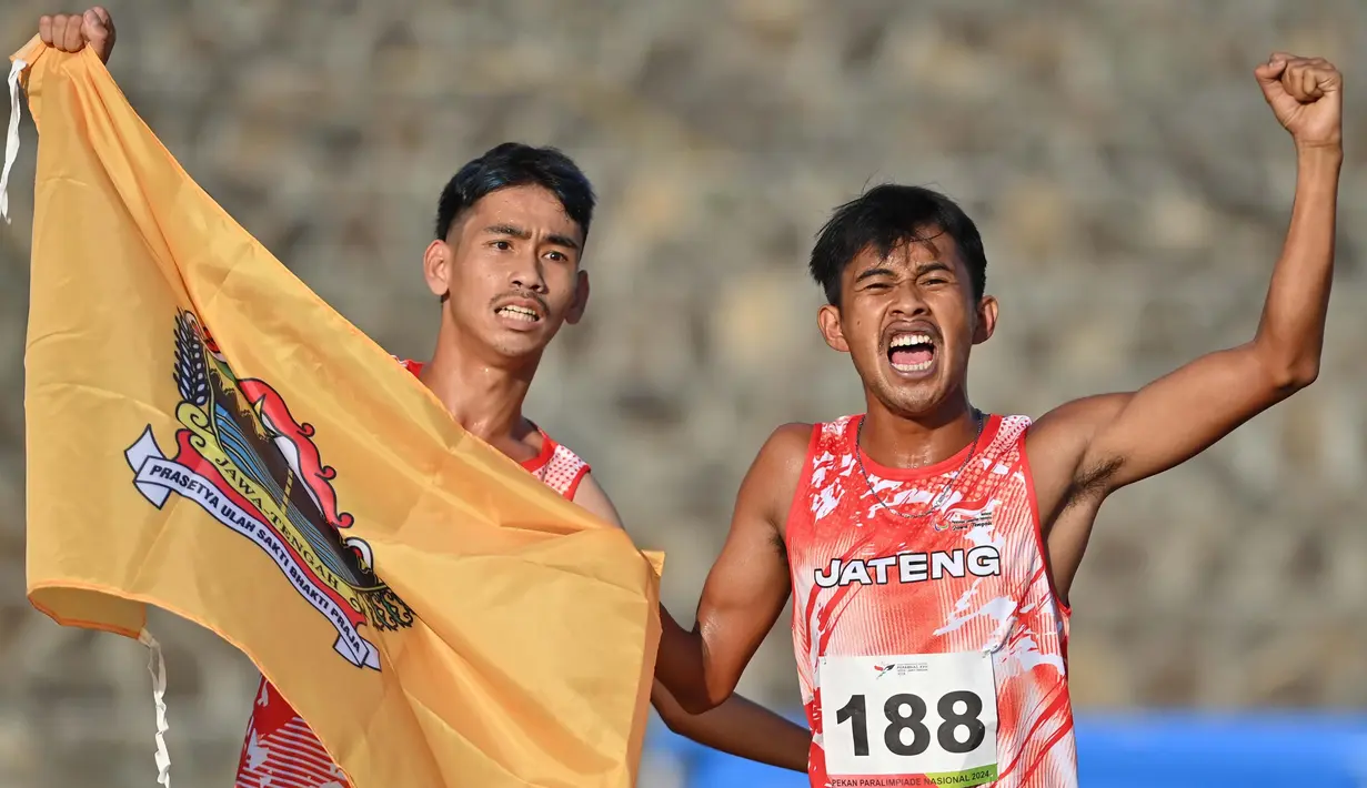 Atlet atletik kontingen Jawa Tengah Ammar Hudzaifah (kanan) bersama rekannya Muhammad Fadli Yusriadi (kiri) melakukan selebrasi usai memasuki garis finis pada laga cabor Atletik nomor 1500 meter (T37) Putra Pekan Paralimpiade Nasional (Peparnas) XVII di Stadion Atletik Sriwedari, Surakarta, Jawa Tengah, Senin (7/10/2024). (PB PEPARNAS XVII/Wawan H Prabowo)