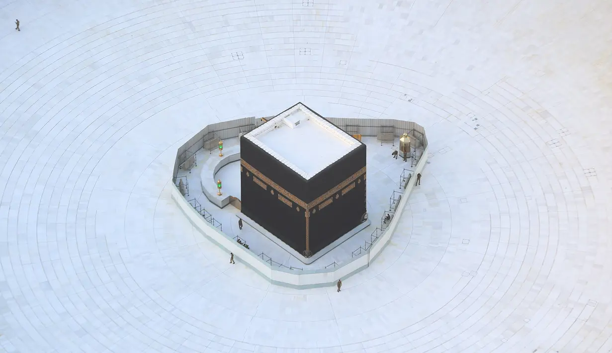 Pandangan dari udara menunjukkan Kakbah di Masjidil Haram, Kota Suci Mekkah, Arab Saudi, 6 Maret 2020. Luas keseluruhan Masjidil Haram mencapai 356.800 m persegi. (Bandar ALDANDANI/AFP)