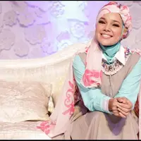 Dewi Sandra memperdalam dan mempelajari ilmu agamanya dengan Ustaz Yuke Sumeru. Ia merasa lebih tenang dengan membaca Al-Qur’an.