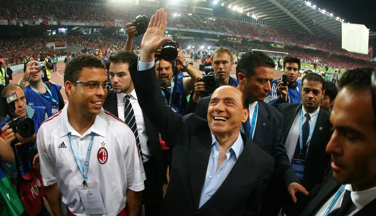 Saat Silvio Berlusconi berada di belakang layar, AC Milan memenangkan delapan scudetto Serie A, lima Liga Champions, satu Coppa Italia, tujuh Supercoppa, dua Piala Intercontinental, dua Piala Dunia Antarklub, dan lima Piala Super Eropa. (AFP/Franck Fife)