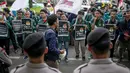 Sejumlah massa yang tergabung dalam BEM Seluruh Indonesia menggelar aksi di depan Gedung KPU, Jakarta, Selasa (23/4). Dalam Aksi #Mahasiswakawalkpu tersebut mendesak KPU RI segera menyelesaikan permasalahan pemilu. (Liputan6.com/Faizal Fanani)