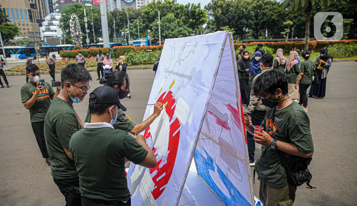 Sejumlah orang yang tergabung dalam KOMPAK menggelar aksi #ParadeMural di Jakarta, Rabu (17/11/2021). Aksi mendesak Presiden untuk mengesahkan Revisi PP 109/2012 tentang pengamanan bahan yang mengandung zat adiktif berupa produk tembakau bagi kesehatan. (Liputan6.com/Faizal Fanani)