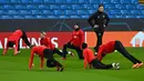 Pemain RB Leipzig Timo Werner (tengah) menjalani sesi latihan di Stadion Etihad, Manchester, Inggris, 13 Maret 2023. RB Leipzig akan menghadapi Manchester City pada pertandingan sepak bola leg kedua babak 16 besar Liga Champions. (Paul ELLIS/AFP)