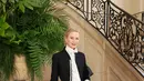 Naomi Watts tampil necis dengan kemeja putih berkerah tinggi dan celana pendek. Setelan ini dilapisi blazer hitam berkancing mutiara [Dior]
