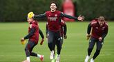 Gelandang tengah Arsenal asal Inggris, Declan Rice bereaksi saat mengikuti sesi latihan tim di Pusat Latihan Arsenal di London Colney, pada 20 Oktober 2025. (HENRY NICHOLLS/AFP)