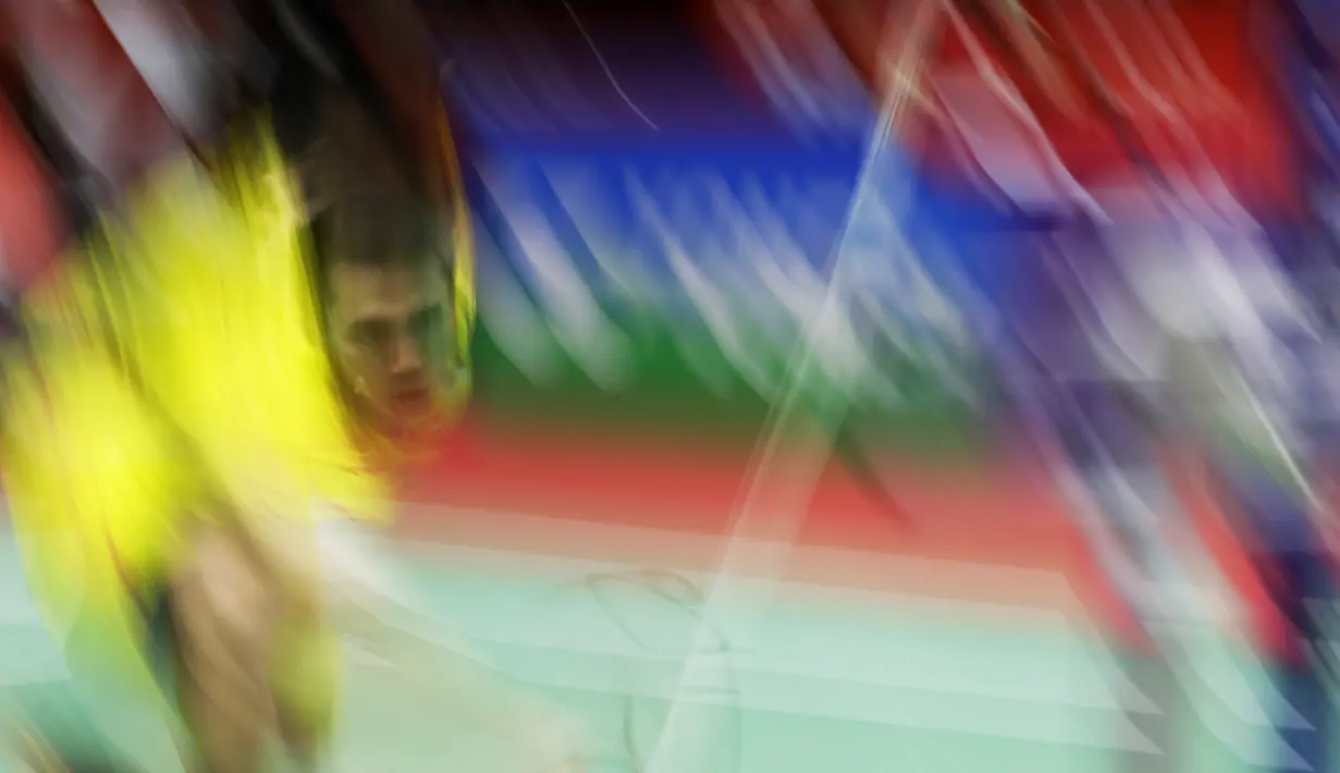 Tunggal putra Indonesia, Jonatan Christie, mengembalikan kok saat melawan tunggal India pada Indonesia Masters 2019 di Istora Senayan, Jakarta, Jumat (25/1). Jonatan lolos ke semifinal. (Bola.com/Yoppy Renato)