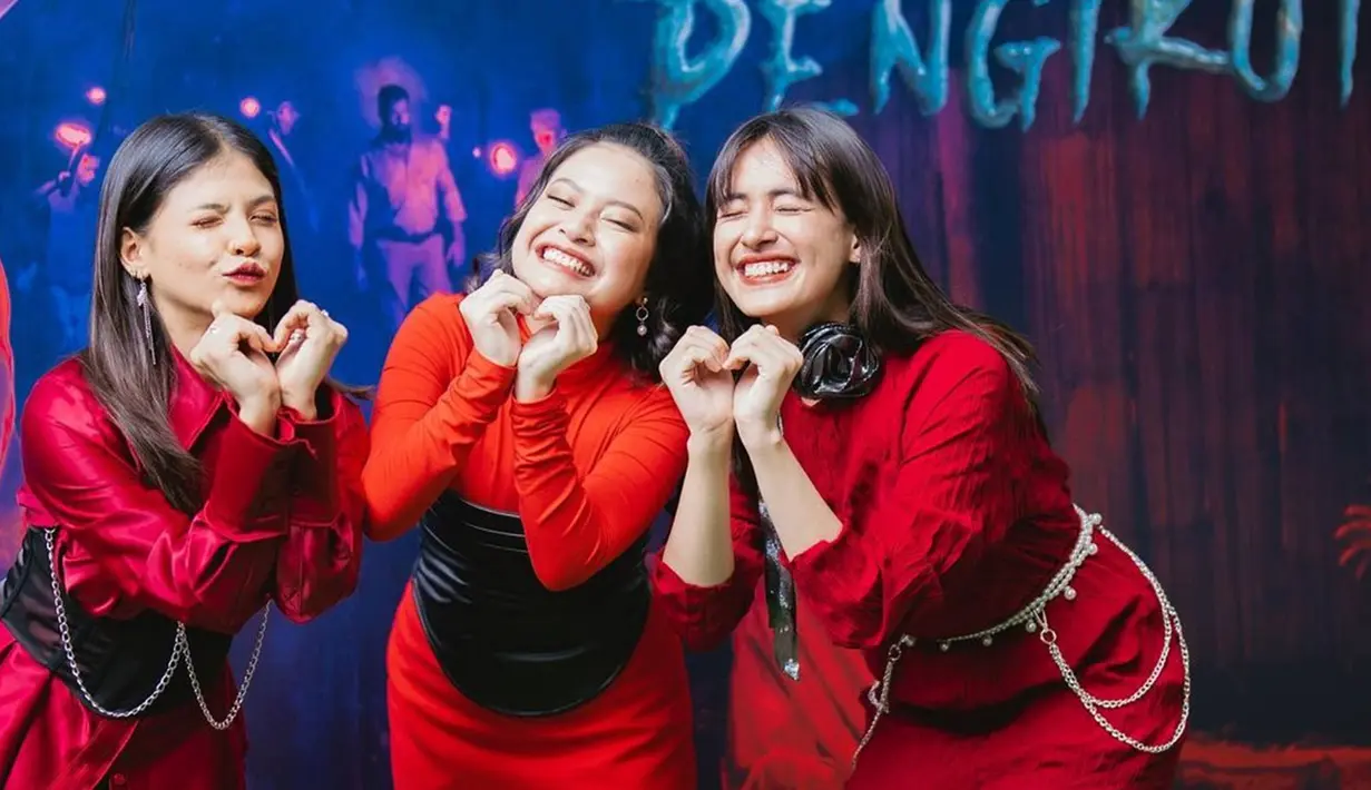 Kolaborasi ketiganya ini baru pertama kali di film horor Para Betina Pengikut Iblis yang direncakan tayang di bioskop pada 16 Februari mendatang. Film ini pun sudah banyak dinanti para penggemarnya masing-masing karena penasaran dengan kolaborasi ketiganya. (Liputan6.com/IG/@sarafajira)