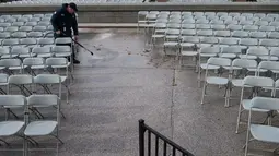 Pekerja kebersihan melakukan persiapan di depan Gedung Capitol di Washington DC, sebelum pelantikan presiden baru Donald Trump, Kamis (19/1). Pengambilan sumpah Trump secara resmi akan digelar di tangga depan Gedung Capitol. (AFP PHOTO/Brendan Smialowski)