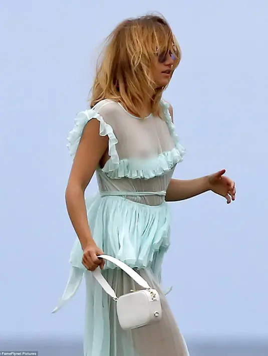 Dilaporkan Aceshowbiz, kabarnya saat itu Suki tengah menjalani pemotretan untuk brand aksesorisnya. Bersama seorang temannya, Suki terlihat sedang menikmati ombak di laut dan tertawa lepas. (doc.dailymail.com)