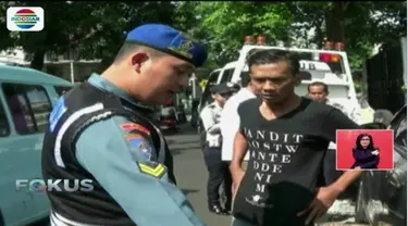 Sementara petugas Dishub berdalih, meski di depan rumah, sepanjang parkir di ruang publik tetap melanggar aturan.