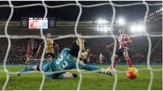 Southampton menghajar Arsenal 4 gol tanpa balas ketika bermain St. Mary Stadium pada lanjutan Boxing Day Premier League, Sabtu (26/12/2015). Gol ini dicetak oleh Martina pada menit ke-19, Shane Long (55' dan 90'), dan Fonte 69'.