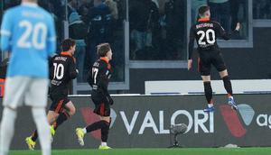 Pemain Como, Martin Baturina, merayakan gol yang dicetaknya ke gawang Lazio dalam laga giornata 21 Serie A Liga Italia di Stadio Olimpico, Roma, Selasa (20/1/2026) dini hari WIB. Como menang 3-0 atas Lazio dalam laga ini. (Alfredo Falcone/LaPresse via AP)