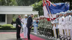 Menhan Selandia Baru, Mark Mitchell didampingi Menhan RI, Ryamizard Ryacudu memberikan penghormatan pada bendera nasional negara masing-masing saat upacara penyambutan di kantor Kemenhan, Jakarta, Rabu (31/5). (Liputan6.com/Faizal Fanani)