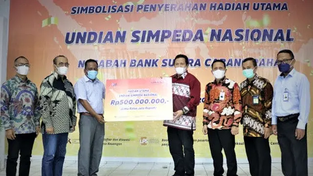 Undian Simpeda 2021, seorang guru di Kabupaten Muna mendapatkan hadian Rp500 juta dari Bank Sulawesi Tenggara.(Liputan6.com/dokumen Bank Sultra)