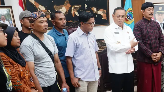 Perwakilan petani yang berunjuk rasa diterima oleh Bupati Pati.