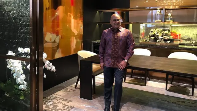 Model Batik Irwan Mussry, Tampil Elegan di Berbagai Momen (sumber: Instagram/irwanmussry/maiaestiantyreal)