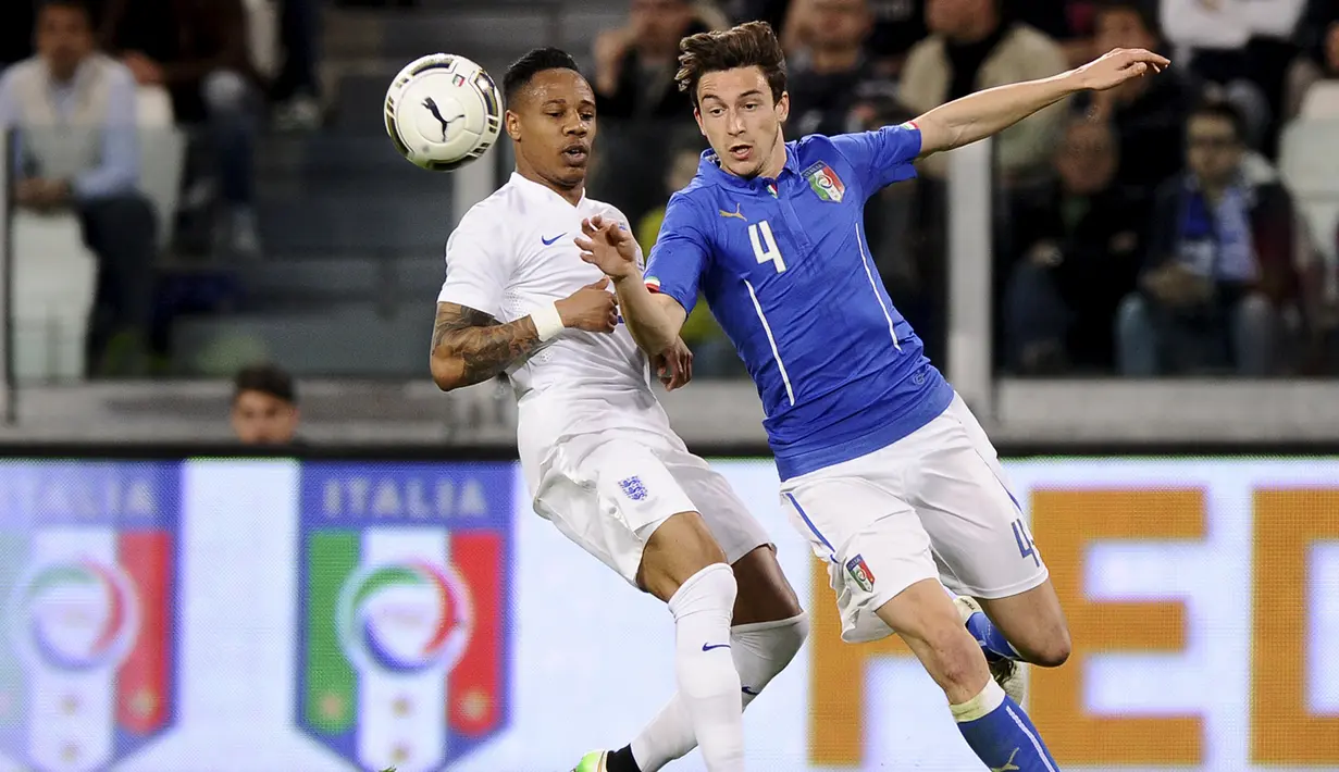 Bek Inggris, Nathaniel Clyne (kiri) berebut bola dengan pemain italia  Matteo Darmian saat laga persahabatan di Juventus Stadium,Italia, Rabu (1/4/2015). Italia bermain imbang 1-1 atas Inggris. (REUTERS/Giorgio Perottino)