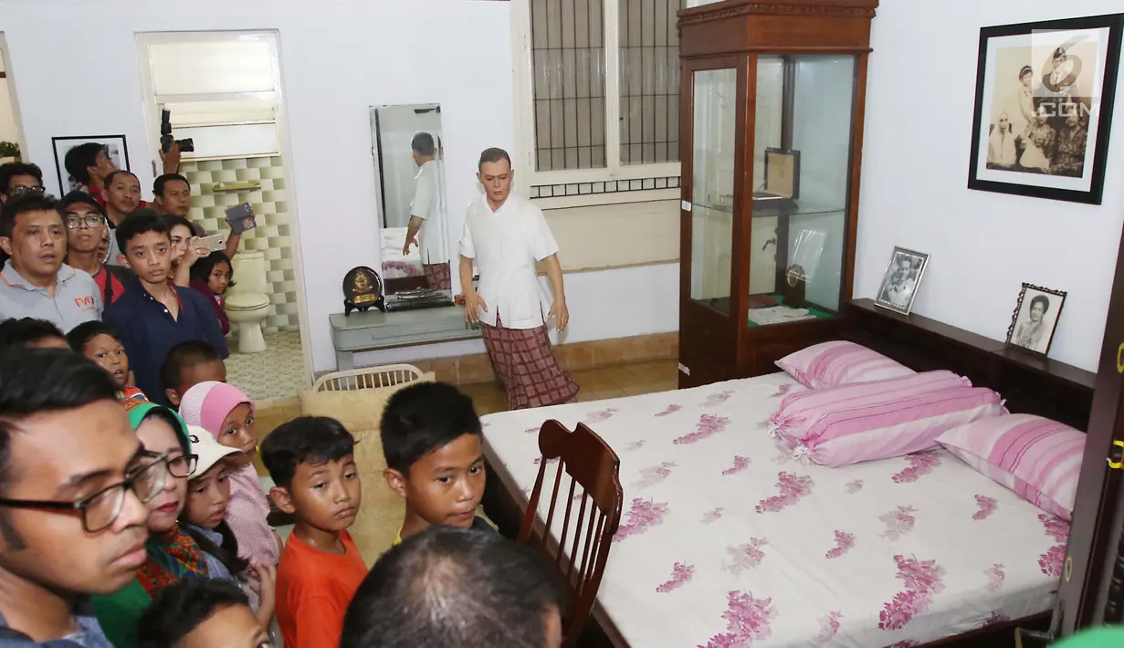 Pengunjung memadati Museum AH Nasution di Menteng, Jakarta, Sabtu (30/9). Museum ini semula adalah kediaman pribadi dari Pak Nasution yang ditempati bersama dengan keluarganya sejak menjabat sebagai KSAD tahun 1949. (Liputan6.com/Angga Yuniar)