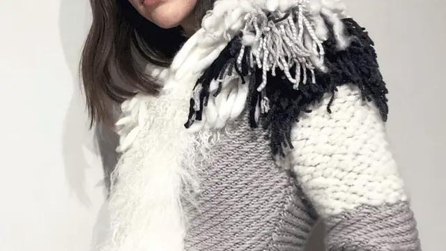 Jaket rajut yang dikenakan Syahrini