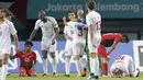 Pemain Indonesia tampak lesu usai dikalahkan Palestina pada laga Asian Games di Stadion Patriot, Jawa Barat, Rabu (15/8/2018). Indonesia takluk 1-2 dari Palestina. (Bola.com/Peksi Cahyo)