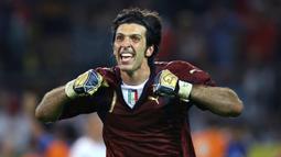Gianluigi Buffon. Kiper Timnas Italia yang terakhir membela Tim Azzurri pada Piala Dunia 2014 ini menjadi kiper peraih Golden Glove di edisi 2006 saat berlangsung di Jerman. Tampil penuh dalam seluruh 7 laga Italia di Piala Dunia 2006, ia mmapu membawa Tim Azzurri meraih trofi Piala Dunia 2006 usai mengalahkan Prancis di laga final lewat adu penalti 5-3 (1-1). Timnas Italia tak terkalahkan mulai fase grup hingga laga final. Dari 7 laga Italia berhasil 6 kali menang dan 1 kali imbang atas USA 1-1 di fase grup. Buffon mencetak 5 kali clean sheet dan kebobolan 2 gol dari 7 laga tersebut. (AFP/Patrick Hertzog)