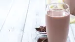 Ternyata segelas cokelat susu hangat dapat mengusir rasa ngantuk. Hal ini karena susu cokelat mengandung tirosin yang  diubah menjadi dopamin. Dopamin sendiri merupakan stimulan yang bisa melawan rasa ngantuk. (huffingtonpost.com)