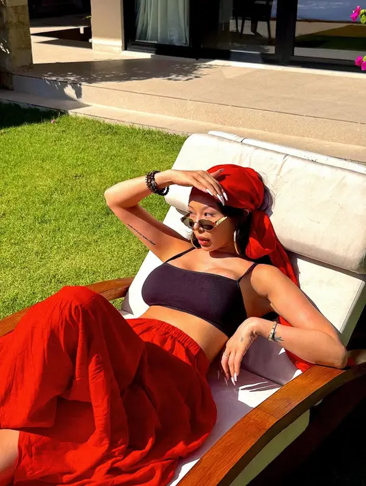 Tampilan ini semakin terasa khas “Jessi style” berkat tato ikonik di lengannya dan pose santai penuh sikap di tepi kolam renang.  [@jessicah_o].