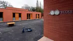 Sebuah sekolah yang ada di dalam area Rumah Sakit Ecole di Neuilly-Plaisance, dekat Paris, 21 Maret 2017. Rumah sakit yang khusus untuk anak penderita autis ini baru saja dibuka untuk umum. (BERTRAND GUAY/AFP)
