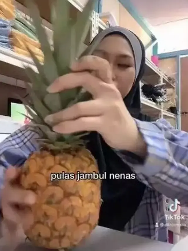 Mencabut daun nanas dengan hati-hati (Sumber: TikTok/@dilajamalia)