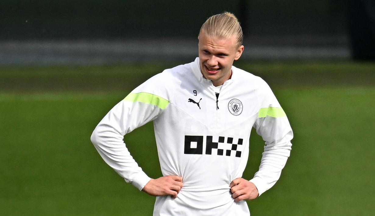 Pemain Manchester City, Erling Haalandmelakukan latihan menjelang laga semifinal Liga Champions 2022/2023 melawan Real Madrid di Manchester City training ground, Manchester, Inggris, Rabu (16/05/2023) waktu setempat. (AFP/Oli Scarff)